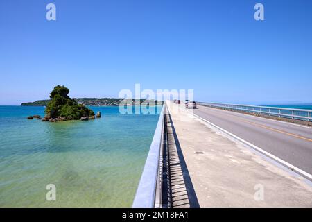 Große Brücke von Kouri (古宇利大橋) und Insel Kouri (古宇利島); Nakijin, Okinawa, Japan Stockfoto