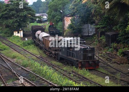 Der alte Zug auf der Eisenbahn Stockfoto