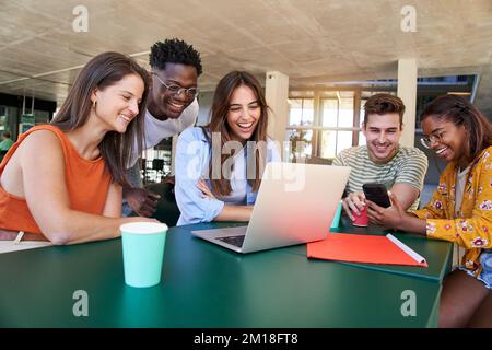 Eine Gruppe von Schülern, High-School-Schülern, die sich in der College-Cafeteria versammeln, Themen besprechen, zusammenarbeiten Stockfoto