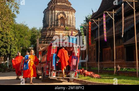 Chiang Mai, Thailand. 10.. Dezember 2022. Chiang Mai, Thailand. 10.. Dezember 2022. Thailändische buddhistische Neulinge sahen, wie sie vom Wat Lok Molee Tempel in Chiang Mai in ein rotes Taxi stiegen. Klosterdisziplin und kommunale Regeln für Mönche und Anfänger in Thailand ist es Mönche, sich ordentlich, korrekt zu kleiden, bevor sie irgendeine Aktivität machen oder den Tempel verlassen. Die Klosterkleidung stammt aus der Zeit des Buddha vor über 2.600 Jahren. Die Bademäntel sind ein Identitätsmerkmal, das Mitglieder einer Klostergemeinschaft klar von Laien unterscheidet. Die Disziplinartexte für Mönche und Nonnen enthalten viele Richtlinien zu Roben. Kredit: SOPA-Bild Stockfoto