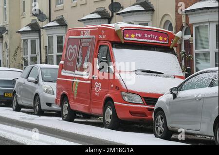 Aston, Birmingham, 11. Dezember 2022. Eisige Temperaturen von -1 erreichten Birmingham am Sonntag über neun und bis in den Vormittag, mit einer leichten Schneedecke, die Nebenstraßen beeinflusst. Quelle: Stop Press Media/Alamy Live News Stockfoto