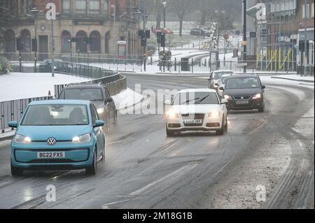 Aston, Birmingham, 11. Dezember 2022. Eisige Temperaturen von -1 erreichten Birmingham am Sonntag über neun und bis in den Vormittag, mit einer leichten Schneedecke, die Nebenstraßen beeinflusst. Quelle: Stop Press Media/Alamy Live News Stockfoto