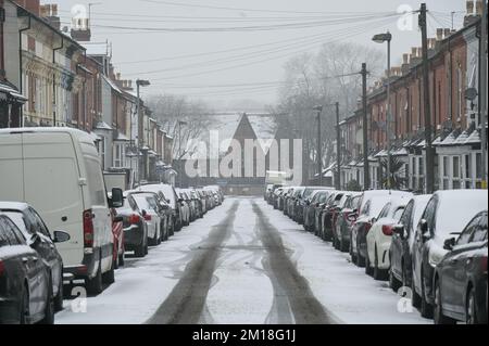 Aston, Birmingham, 11. Dezember 2022. Eisige Temperaturen von -1 erreichten Birmingham am Sonntag über neun und bis in den Vormittag, mit einer leichten Schneedecke, die Nebenstraßen beeinflusst. Quelle: Stop Press Media/Alamy Live News Stockfoto