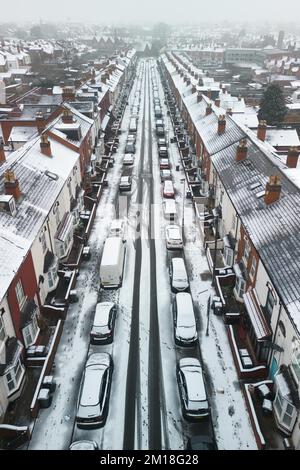 Aston, Birmingham, 11. Dezember 2022. Eisige Temperaturen von -1 erreichten Birmingham am Sonntag über neun und bis in den Vormittag, mit einer leichten Schneedecke, die Nebenstraßen beeinflusst. Quelle: Stop Press Media/Alamy Live News Stockfoto