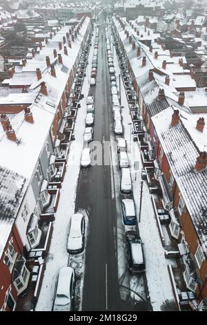 Aston, Birmingham, 11. Dezember 2022. Eisige Temperaturen von -1 erreichten Birmingham am Sonntag über neun und bis in den Vormittag, mit einer leichten Schneedecke, die Nebenstraßen beeinflusst. Quelle: Stop Press Media/Alamy Live News Stockfoto