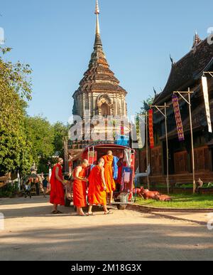 Thailändische buddhistische Neulinge sahen, wie sie vom Wat Lok Molee Tempel in Chiang Mai in ein rotes Taxi stiegen. Klosterdisziplin und kommunale Regeln für Mönche und Anfänger in Thailand ist es Mönche, sich ordentlich, korrekt zu kleiden, bevor sie irgendeine Aktivität machen oder den Tempel verlassen. Die Klosterkleidung stammt aus der Zeit des Buddha vor über 2.600 Jahren. Die Bademäntel sind ein Identitätsmerkmal, das Mitglieder einer Klostergemeinschaft klar von Laien unterscheidet. Die Disziplinartexte für Mönche und Nonnen enthalten viele Richtlinien zu Roben. (Foto: Pongmanat Tasiri/SOPA Images/Sipa USA) Stockfoto