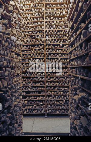 John Lobb Shoemaker Tausende von Leisten werden auf den Lobb-Regalen aufbewahrt, um sicherzustellen, dass nachfolgende Paare nach den gleichen Standards und Passformen hergestellt werden können. Stockfoto