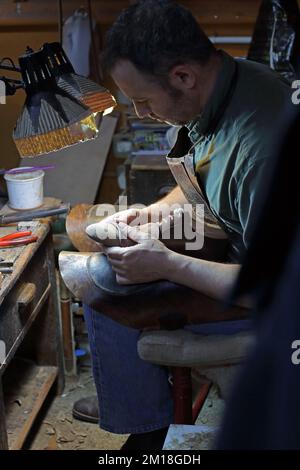 John Lobb stellt maßgeschneiderte Stiefel und Schuhe her. Die Haltbarkeit des Schuhs ist eine der körperlichsten Aufgaben. Stockfoto