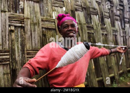 Eine afrikanische Frau aus dem Dorzestamm, die eine Wolle in dem Dorf in der Nähe von Arba Minch, Südäthiopien, Afrika dreht Stockfoto