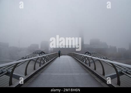 London, Großbritannien. 11.. Dezember 2022 Tate Modern, von der Millennium Bridge aus gesehen, verschwindet unter dickem Nebel. London wachte mit Nebel und eisigen Temperaturen auf, als das arktische Wetter aus Skandinavien, Troll von Trondheim genannt, Großbritannien erreichte. Kredit: Vuk Valcic/Alamy Live News Stockfoto