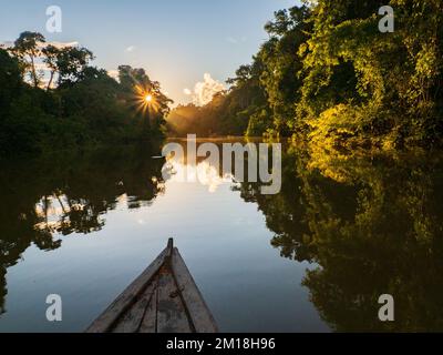 Blick auf den Sonnenuntergang vom hölzernen Boot auf der Mata Mata Lagune in der Nähe des Javari River. Amazonien. Südamerika. Stockfoto