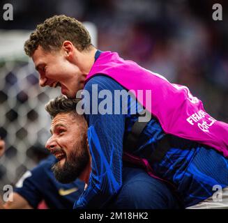 Doha, Katar. 10.. Dezember 2022. Olivier Giroud (FRA) und Benjamin Pavard (FRA) feiern den Eintritt in das Halbfinale England – Frankreich England – Frankrei Stockfoto