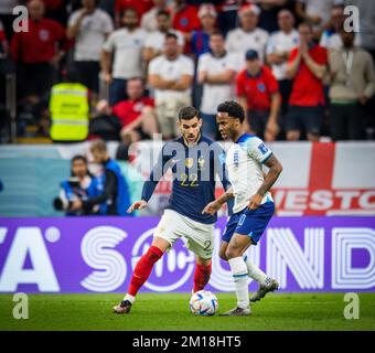 Doha, Katar. 10.. Dezember 2022. Theo Hernandez (FRA), Raheem Sterling (England) England - Frankreich England - Frankreich Fußball-Weltmeisterschaft 2022 in Katar 10.12.2022 Stockfoto