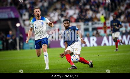 Doha, Katar. 10.. Dezember 2022. Aurelien Tchouameni (FRA), Jordan Henderson (England) England - Frankreich England - Frankreich Weltmeisterschaft 2022 in Katar 10,1 Stockfoto