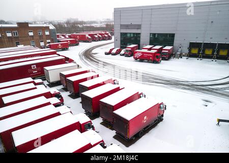 Newtown, Birmingham, 11. Dezember 2022. Royal Mail-Fahrzeuge, die im Rahmen des gesamten Netzwerkes von der Postgesellschaft abgedeckt werden, sind zu sehen. Die Pakete wurden verzögert, da die Streiks bis Weihnachten jede Woche fortgesetzt werden. Das Royal Mail Centre in Newtown wurde in den sozialen Medien dafür kritisiert, dass Tausende von Paketen seit Beginn der Walkouts darauf warten, sortiert zu werden. Quelle: Stop Press Media/Alamy Live News Stockfoto