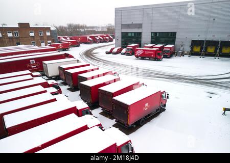 Newtown, Birmingham, 11. Dezember 2022. Royal Mail-Fahrzeuge, die im Rahmen des gesamten Netzwerkes von der Postgesellschaft abgedeckt werden, sind zu sehen. Die Pakete wurden verzögert, da die Streiks bis Weihnachten jede Woche fortgesetzt werden. Das Royal Mail Centre in Newtown wurde in den sozialen Medien dafür kritisiert, dass Tausende von Paketen seit Beginn der Walkouts darauf warten, sortiert zu werden. Quelle: Stop Press Media/Alamy Live News Stockfoto