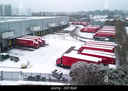 Newtown, Birmingham, 11. Dezember 2022. Royal Mail-Fahrzeuge, die im Rahmen des gesamten Netzwerkes von der Postgesellschaft abgedeckt werden, sind zu sehen. Die Pakete wurden verzögert, da die Streiks bis Weihnachten jede Woche fortgesetzt werden. Das Royal Mail Centre in Newtown wurde in den sozialen Medien dafür kritisiert, dass Tausende von Paketen seit Beginn der Walkouts darauf warten, sortiert zu werden. Quelle: Stop Press Media/Alamy Live News Stockfoto