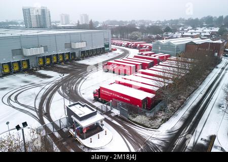 Newtown, Birmingham, 11. Dezember 2022. Royal Mail-Fahrzeuge, die im Rahmen des gesamten Netzwerkes von der Postgesellschaft abgedeckt werden, sind zu sehen. Die Pakete wurden verzögert, da die Streiks bis Weihnachten jede Woche fortgesetzt werden. Das Royal Mail Centre in Newtown wurde in den sozialen Medien dafür kritisiert, dass Tausende von Paketen seit Beginn der Walkouts darauf warten, sortiert zu werden. Quelle: Stop Press Media/Alamy Live News Stockfoto