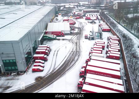 Newtown, Birmingham, 11. Dezember 2022. Royal Mail-Fahrzeuge, die im Rahmen des gesamten Netzwerkes von der Postgesellschaft abgedeckt werden, sind zu sehen. Die Pakete wurden verzögert, da die Streiks bis Weihnachten jede Woche fortgesetzt werden. Das Royal Mail Centre in Newtown wurde in den sozialen Medien dafür kritisiert, dass Tausende von Paketen seit Beginn der Walkouts darauf warten, sortiert zu werden. Quelle: Stop Press Media/Alamy Live News Stockfoto