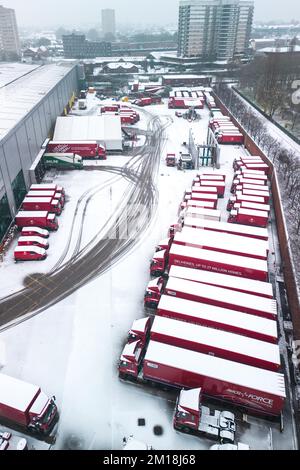 Newtown, Birmingham, 11. Dezember 2022. Royal Mail-Fahrzeuge, die im Rahmen des gesamten Netzwerkes von der Postgesellschaft abgedeckt werden, sind zu sehen. Die Pakete wurden verzögert, da die Streiks bis Weihnachten jede Woche fortgesetzt werden. Das Royal Mail Centre in Newtown wurde in den sozialen Medien dafür kritisiert, dass Tausende von Paketen seit Beginn der Walkouts darauf warten, sortiert zu werden. Quelle: Stop Press Media/Alamy Live News Stockfoto