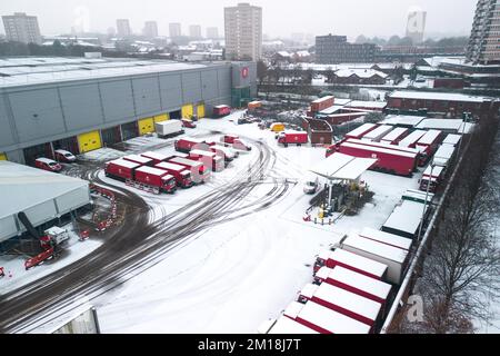 Newtown, Birmingham, 11. Dezember 2022. Royal Mail-Fahrzeuge, die im Rahmen des gesamten Netzwerkes von der Postgesellschaft abgedeckt werden, sind zu sehen. Die Pakete wurden verzögert, da die Streiks bis Weihnachten jede Woche fortgesetzt werden. Das Royal Mail Centre in Newtown wurde in den sozialen Medien dafür kritisiert, dass Tausende von Paketen seit Beginn der Walkouts darauf warten, sortiert zu werden. Quelle: Stop Press Media/Alamy Live News Stockfoto