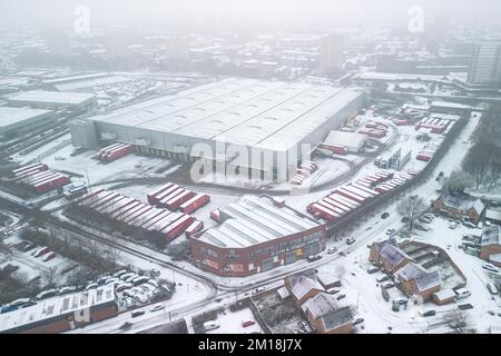 Newtown, Birmingham, 11. Dezember 2022. Royal Mail-Fahrzeuge, die im Rahmen des gesamten Netzwerkes von der Postgesellschaft abgedeckt werden, sind zu sehen. Die Pakete wurden verzögert, da die Streiks bis Weihnachten jede Woche fortgesetzt werden. Das Royal Mail Centre in Newtown wurde in den sozialen Medien dafür kritisiert, dass Tausende von Paketen seit Beginn der Walkouts darauf warten, sortiert zu werden. Quelle: Stop Press Media/Alamy Live News Stockfoto