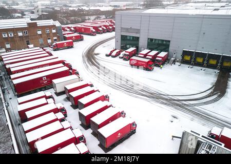 Newtown, Birmingham, 11. Dezember 2022. Royal Mail-Fahrzeuge, die im Rahmen des gesamten Netzwerkes von der Postgesellschaft abgedeckt werden, sind zu sehen. Die Pakete wurden verzögert, da die Streiks bis Weihnachten jede Woche fortgesetzt werden. Das Royal Mail Centre in Newtown wurde in den sozialen Medien dafür kritisiert, dass Tausende von Paketen seit Beginn der Walkouts darauf warten, sortiert zu werden. Quelle: Stop Press Media/Alamy Live News Stockfoto