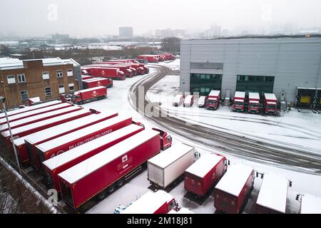 Newtown, Birmingham, 11. Dezember 2022. Royal Mail-Fahrzeuge, die im Rahmen des gesamten Netzwerkes von der Postgesellschaft abgedeckt werden, sind zu sehen. Die Pakete wurden verzögert, da die Streiks bis Weihnachten jede Woche fortgesetzt werden. Das Royal Mail Centre in Newtown wurde in den sozialen Medien dafür kritisiert, dass Tausende von Paketen seit Beginn der Walkouts darauf warten, sortiert zu werden. Quelle: Stop Press Media/Alamy Live News Stockfoto