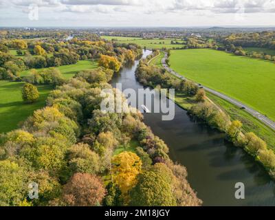 Luftaufnahme eines Boots auf der Themse in Runnymede, Surrey, Großbritannien. Stockfoto