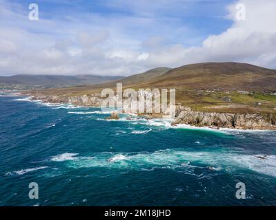Irland, Grafschaft Mayo, Achill Island. Blick von oben auf die weißen Klippen, Tageslicht, Drohnenaufnahme. Stockfoto