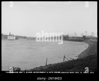 Sudbury Department, Framingham Reservoir No. 3, Shore Improvement and Gatehouse Looking East, Framingham, Massachusetts, 13. Dezember 1907 Wasserwerke, Reservoirs, Wasserverteilungsstrukturen, Baustellen, Pförtnerhallen Stockfoto