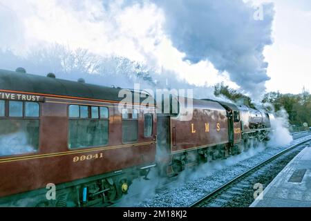 Railway Touring Company's Bath and Bristol Christmas Market Express. Gezogen von der 4633. Herzogin von Sutherland LMS-Dampflokomotive, die Bath Spa verlässt Stockfoto