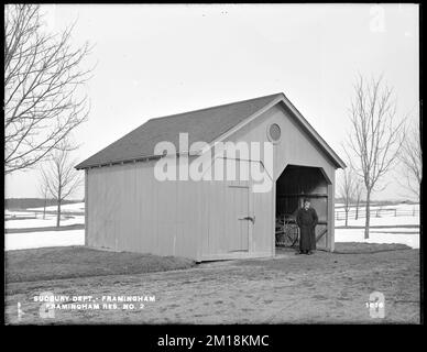 Sudbury Department, Pferdestall am Framingham Reservoir Nr. 2, am Damm, von Süden, Framingham, Massachusetts, 15. Februar 1898, Wasserwerke, Wohngebäude, Nebengebäude Stockfoto