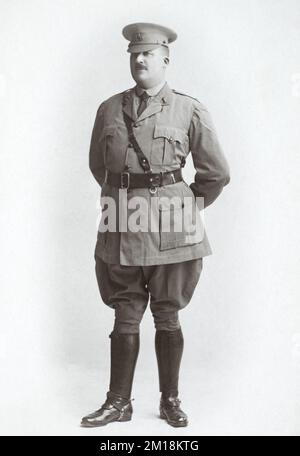 Ein Offizier der britischen Armee aus dem Ersten Weltkrieg bei den Royal Engineers dienten in Indien, aufgenommen in Bombay, 1918. Stockfoto