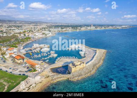 Landschaft mit mittelalterlichem Hafen von Paphos, Zypern Stockfoto