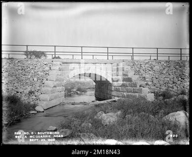 Sudbury Reservoir, Sektion A, Steinbogen-Kanal an der McQuarrie Road, von Westen, Southborough, Massachusetts, 23. September, 1896 , Wasserwerke, Reservoirs, Wasserverteilungsstrukturen, Baustellen, Durchlässe Stockfoto