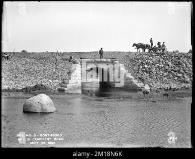 Sudbury Reservoir, Sektion B, Steinbogen-Kanal an der Cemetery Road, von Westen in Reservoir, Southborough, Mass., 23. September 1896, Wasserwerke, Reservoirs, Wasserverteilungsstrukturen, Baustellen, Durchbrüche Stockfoto