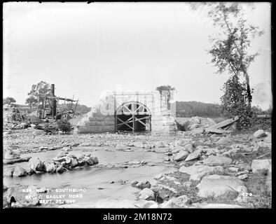 Sudbury Reservoir, Abschnitt C, Steinbogen-Kanal, Bagley Road, von Osten in Reservoir, Southborough, Massachusetts, 23. September 1896 Wasserwerke, Reservoirs, Wasserverteilungsstrukturen, Baustellen, Durchbrüche Stockfoto
