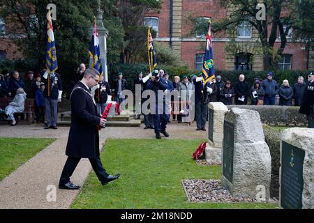 Stellvertretender Lord Mayor von Portsmouth, Stadtrat Tom Coles legt einen Kranz am Cockleshell Heroes Memorial Stein in den Royal Marines Memorial Gardens in den Eastney Barracks bei Portsmouth, während einer Zeremonie anlässlich der Razzia der Cockleshell Heroes. Vor 80 Jahren verließen 12 Royal Marine Commandos Portsmouth, um eine gewagte Mission im Schutz der Dunkelheit im Hafen von Bordeaux zu vollenden. Ihre Mission war es, mit dem Kanu 70 Meilen den Fluss Gironde hinauf nach Bordeaux zu fahren und Lampenminen zu benutzen, um Schiffe zu versenken, die sich darauf vorbereiten, die neueste deutsche Ausrüstung nach Japan zu bringen. Es gab nur zwei Überlebende. Die Razzia wurde in den 19 Jahren berühmt Stockfoto