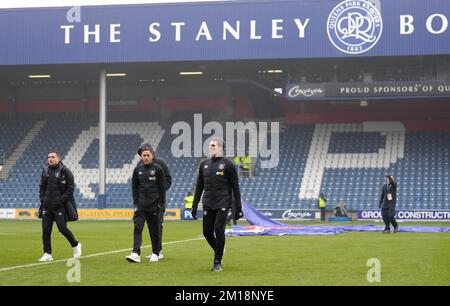 Von links nach rechts, Burnleys Josh Cullen, Josh Brownhill und Coach Mike Jackson unter 23 Jahren vor dem Sky Bet Championship Match in der Loftus Road, London. Foto: Sonntag, 11. Dezember 2022. Stockfoto