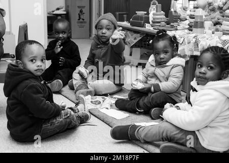 Eine Graustufenaufnahme afrikanischer Kinder im Vorschulalter Stockfoto