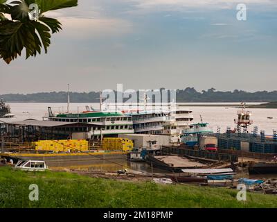 Tabatinga, Brasilien - Dezember 2019: Blick auf den Hafen am Ufer des Amazonas. Südamerika. Stockfoto