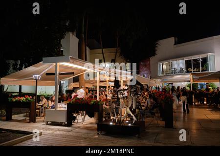 Gäste auf der Terrasse der berühmten Bar "El Pimpi". Málaga, Spanien. Stockfoto