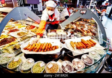 ZHANGYE, CHINA - 11. DEZEMBER 2022 - Personal bereitet gekochte Speisen für Verbraucher in Zhangye City, Provinz Gansu, China, 11. Dezember 2022 zu. [Foto/Xinhua] Stockfoto