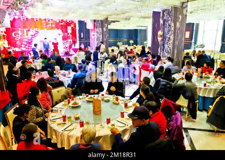 ZHANGYE, CHINA - 11. DEZEMBER 2022 - Im Hotel in Zhangye, Provinz Gansu, China, findet am 11. Dezember 2022 Ein Bankett statt. Stockfoto