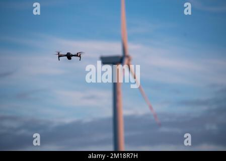 Ansicht der fliegenden Drohne mit Windmühle im Hintergrund Stockfoto