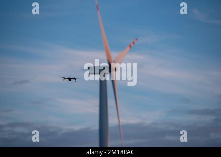 Ansicht der fliegenden Drohne mit Windmühle im Hintergrund Stockfoto