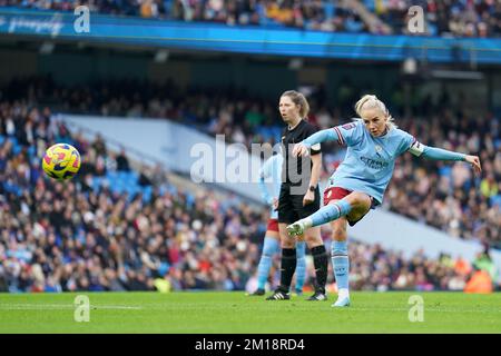 Alex Greenwood von Manchester City tritt beim Barclays Women's Super League-Spiel im Etihad Stadium in Manchester einen Freistoß. Foto: Sonntag, 11. Dezember 2022. Stockfoto