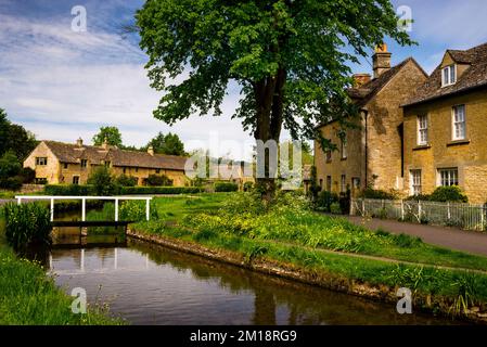 Lower Slaugher im Cotswold District von England am Eye River. Stockfoto