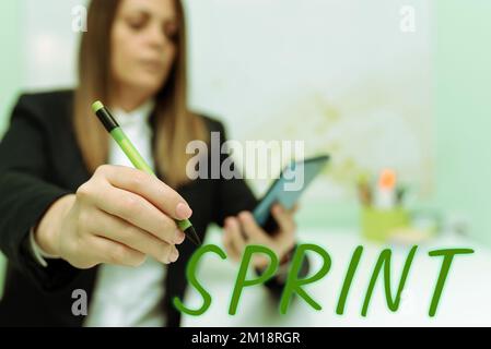 Handschriftlicher Text Sprint. Konzept bedeutet, sich besonders auf kurzen Strecken mit Höchstgeschwindigkeit zu bewegen. Zeitraum der Produktentwicklung Stockfoto